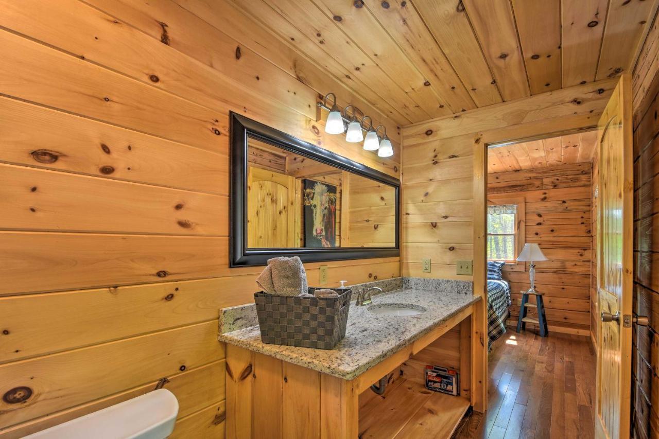 Murphy Cabin With Spacious Deck And Forest Views! エクステリア 写真