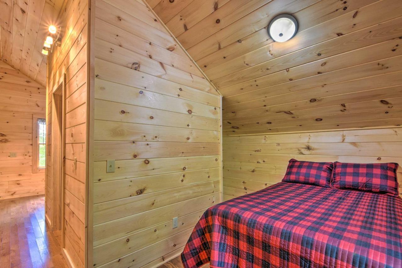 Murphy Cabin With Spacious Deck And Forest Views! エクステリア 写真