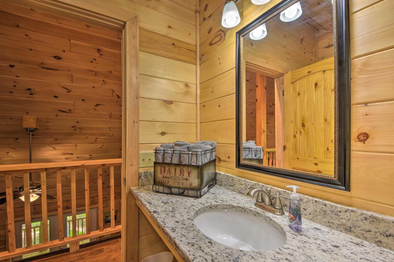 Murphy Cabin With Spacious Deck And Forest Views! エクステリア 写真