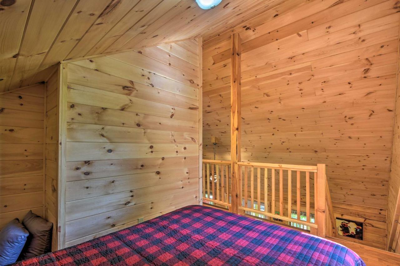 Murphy Cabin With Spacious Deck And Forest Views! エクステリア 写真